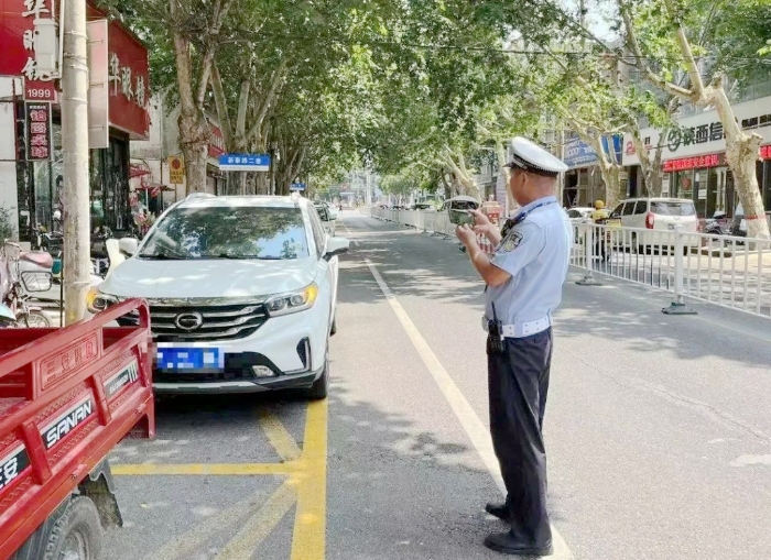 華州交警在轄區內開展違法停車專項整治行動。
