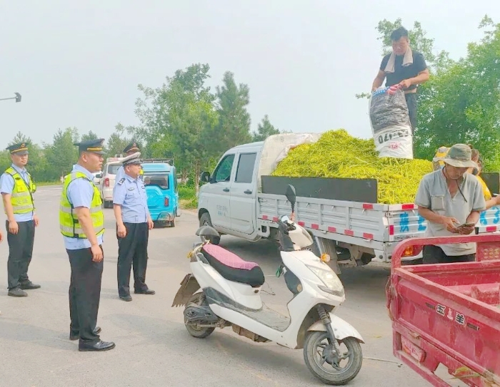 大荔交警聯合交通部門對占道經營進行勸導，有效保障道路安全暢通。