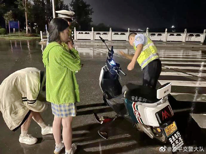 富平交警及時救助受傷學生.