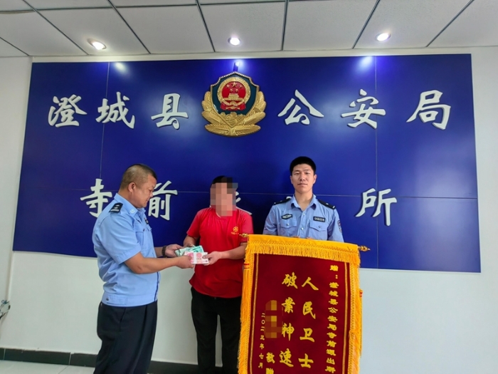 澄城公安寺前派出所向受害人返還被騙資金3萬元。