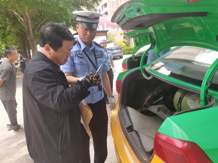 白水公安交警開展出租汽車安全運營檢查。