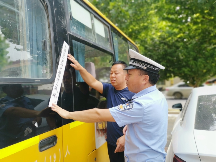 大荔公安交警對轄區校車進行安全承諾簽訂和統一封存。