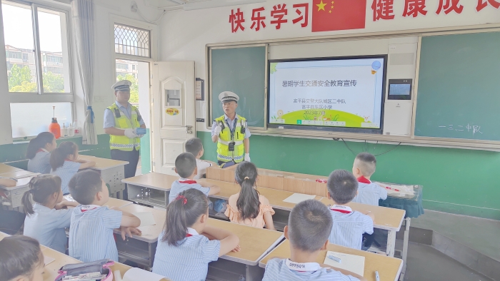 富平交警進校園開展道路交通安全宣傳活動。