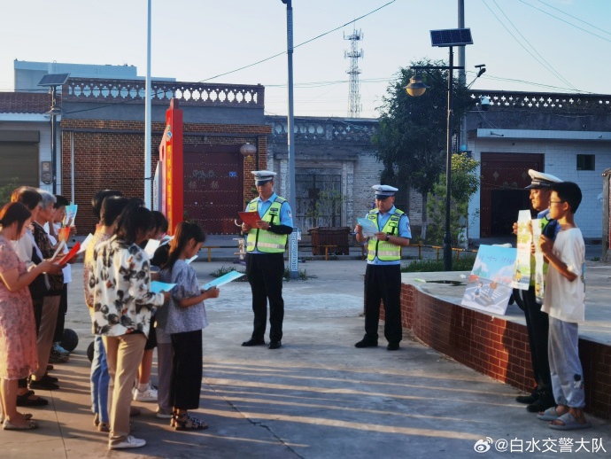 白水公安交警開展“一老一小”暑期交通安全宣傳.