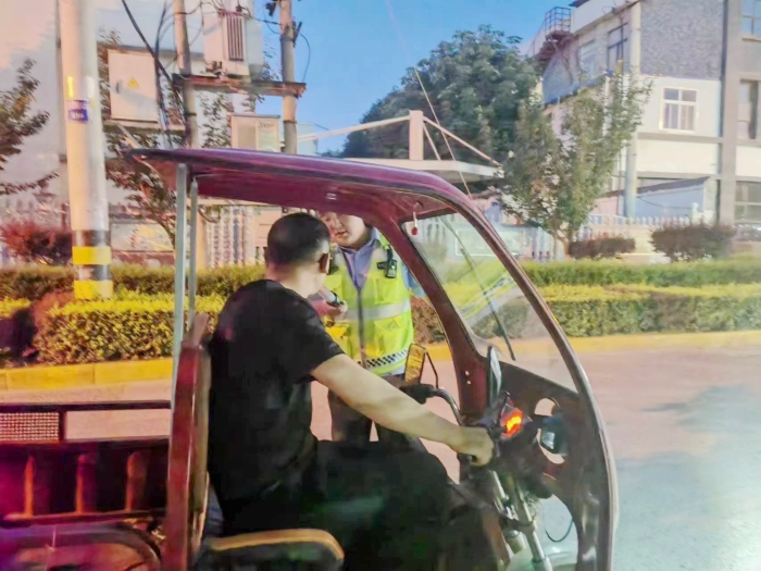 高新交警大隊常態化開展夜間交通違法行為整治行動。