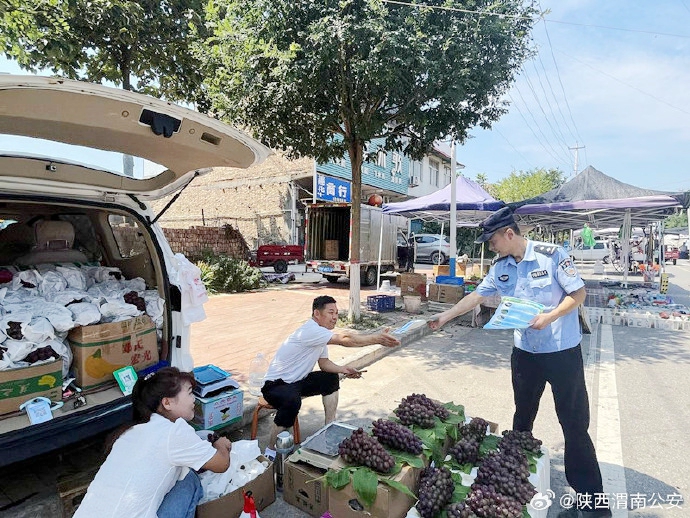 富平公安張橋派出所民警利用集會開展禁毒知識宣傳。