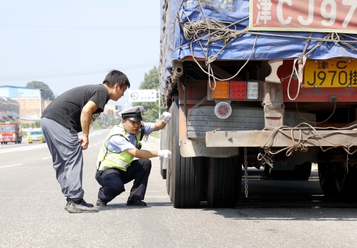 渭南市公安局交警支隊臨渭大隊民警對貨運車輛的關鍵部件進行檢查。