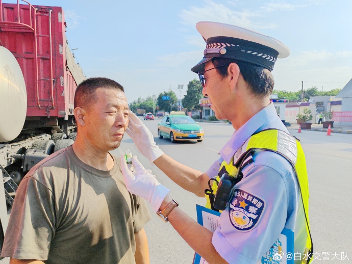 白水交警通過涂抹風油精、洗把臉，喝藿香正氣水等方式，緩解司機“犯困”現象。