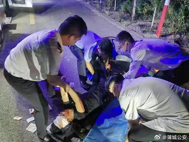 蒲城民警緊急救助騎車倒地受傷的老人。