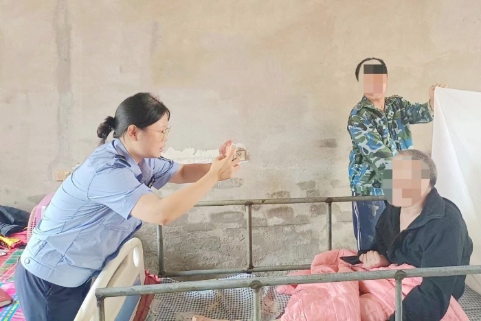 合陽民警上門為行動不便老人辦證獲點贊。