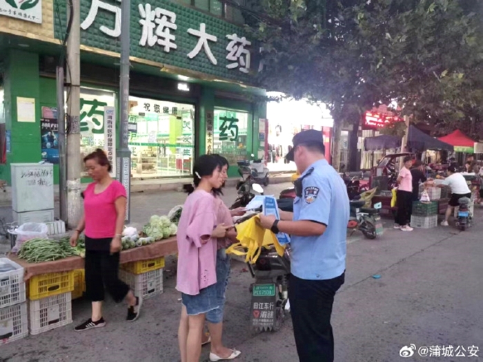 蒲城公安興鎮派出所在轄區開展了一場“健康人生 綠色無毒”主題禁毒宣傳活動。