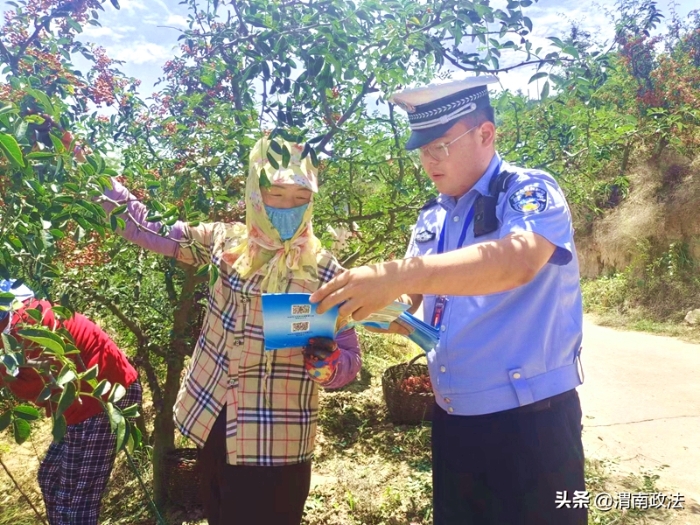 韓城公安交警開展花椒采摘期間道路交通安全宣傳。