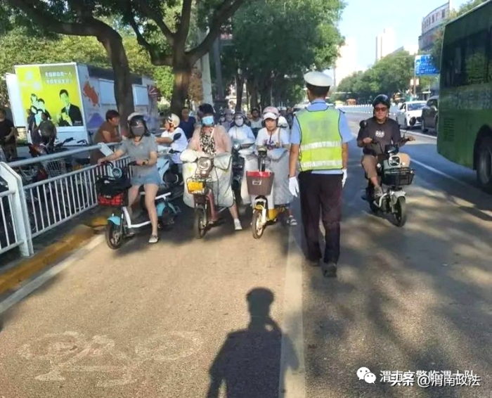 臨渭交警大隊三中隊國貿崗民警持續開展非機動車及摩托車違法行為專項整治行動。