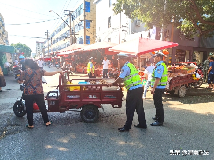 白水公安交警開展“馬路市場和占道經營”交通整治行動。