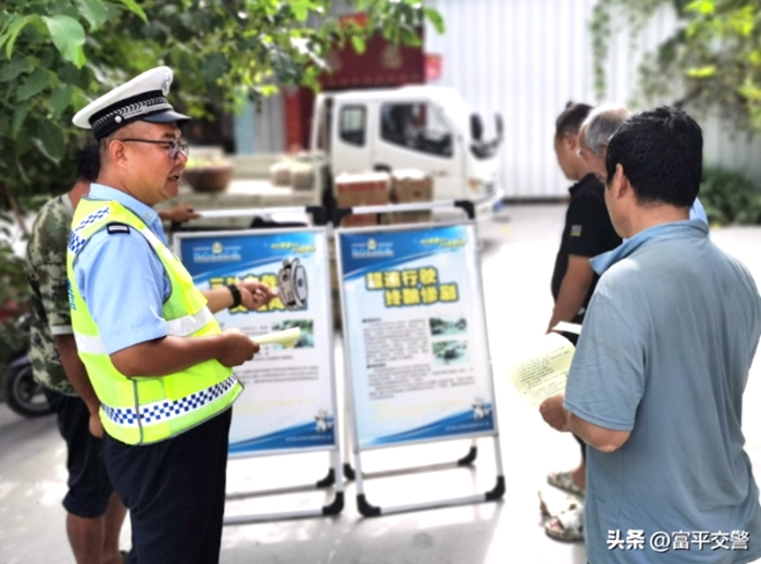 富平交警淡村中隊民警結合農忙時節及210國道富平段道路實際情況開展交通安全宣傳。