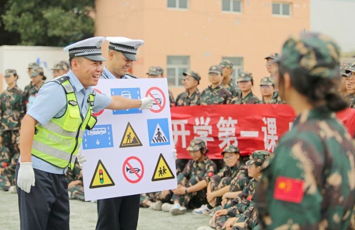 8月18日，渭南市白水中學(xué)軍訓(xùn)場(chǎng)，民警教學(xué)生識(shí)別交通標(biāo)識(shí)。
