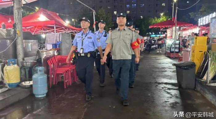 韓城公安民警在夜市巡邏。