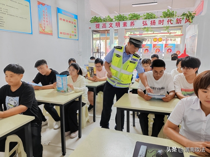8月21日，大荔公安交警結合暑期“學車熱”，走進鴻運駕校開展交通安全宣傳活動。