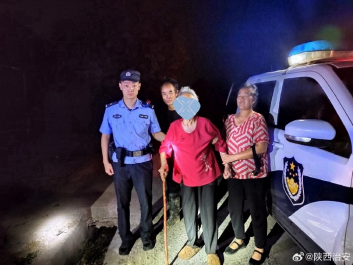 富平公安救助迷途老人。