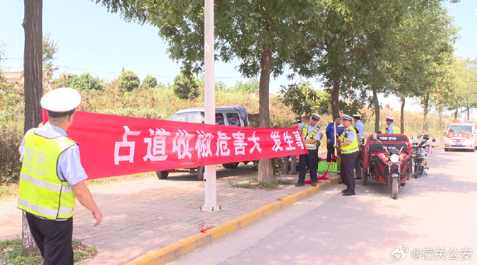 潼關交警加強花椒采摘季節交通安全宣傳工作。