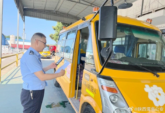 蒲城公安交警對幼兒園申領標牌的校車展開“雙查驗”.