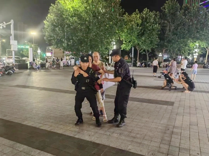臨渭公安暖心救助跌倒老人。