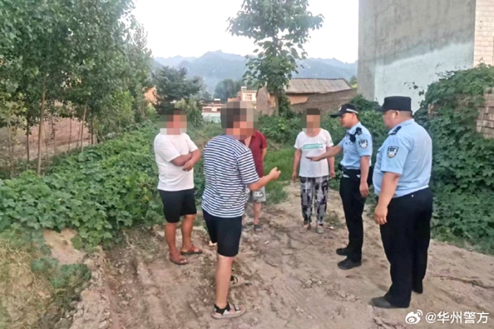 華州公安柳枝派出所組織民警深入轄區村組巷道開展預防電信詐騙普法宣傳活動。