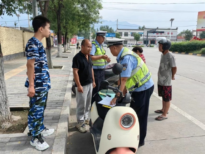 華州公安交警杏林中隊常態化開展“一盔一帶”專項整治行動。