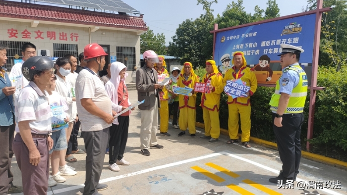 大荔公安交警聯合阿壽村鑼鼓隊在羌白鎮布頭村開展交通安全宣傳。