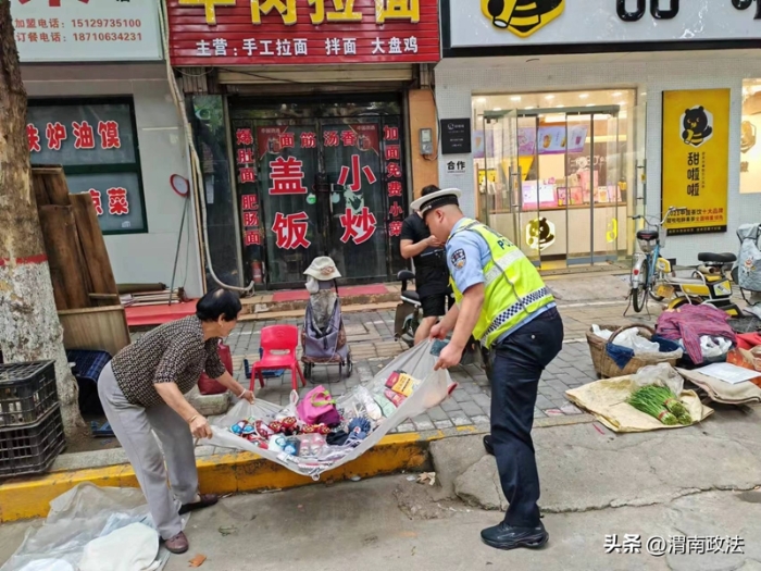 高新交警大隊聯合城市管理執法局重拳整治占道經營亂象。
