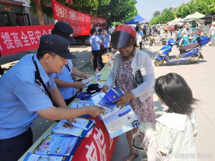 富平公安到賢派出所利用集會人員密集的特點組織民警開展反電詐宣傳活動。