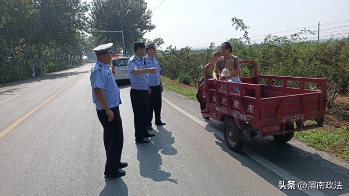韓城公安交警開展三輪車違法載人整治宣傳活動。