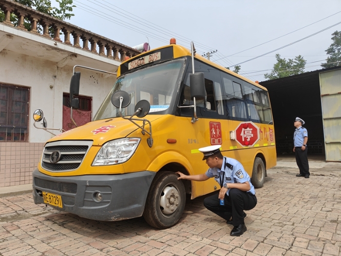 白水縣公安局交通管理大隊車輛管理所深入轄區檢查校車安全情況。