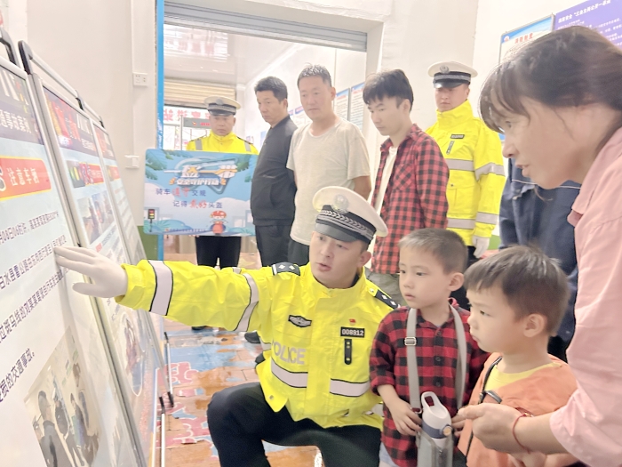 白水縣公安局交通管理大隊走進威遠客運公司開展交通安全宣講活動。