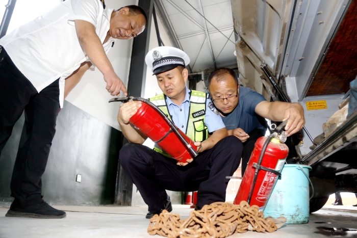 臨渭交警深入客運企業，檢查客運車輛安全部件。