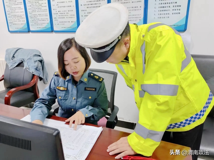 潼關交警深入客運企業對公司安全負責人普及法律法規。.webp