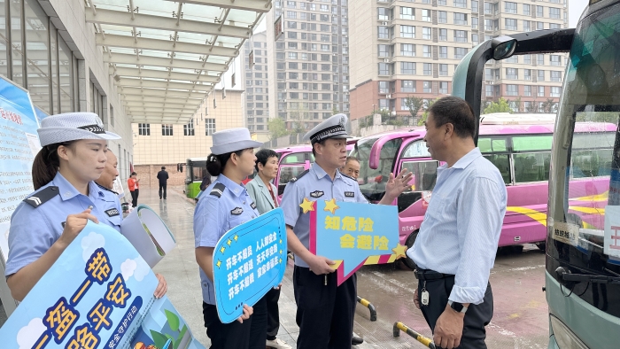 合陽縣交警大隊走進轄區渭運集團合陽分公司開展客運交通安全宣傳警示教育活動。