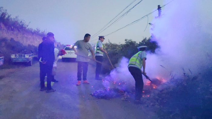 白水民警妥善處置一起道路附近荒草地起火的突發火情。