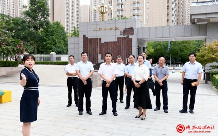 市委常委、政法委書記、市委依法治市辦主任劉凱帶領第一督察評估組督察“一規劃兩綱要”貫徹落實暨“八五”普法中期工作。圖為在臨渭區人和小學督察青少年法治教育工作。記者 許艾學 攝