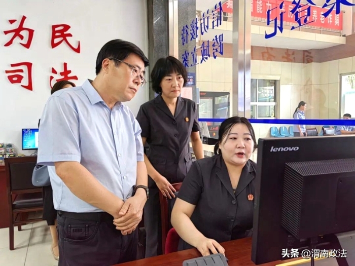 8月22日、23日，渭南中院黨組書記、院長賀世輝帶隊深入華州法院督導調研。
