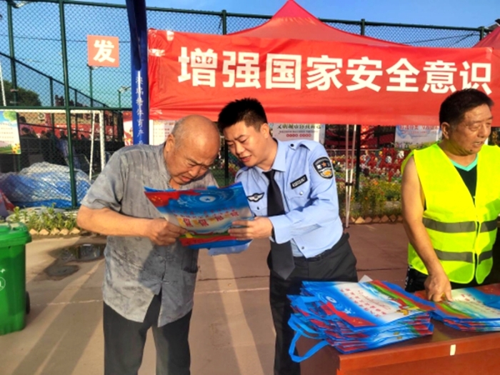 臨渭區(qū)司法局孝義司法所在孝豐村村部開展普法宣傳活動(dòng)。