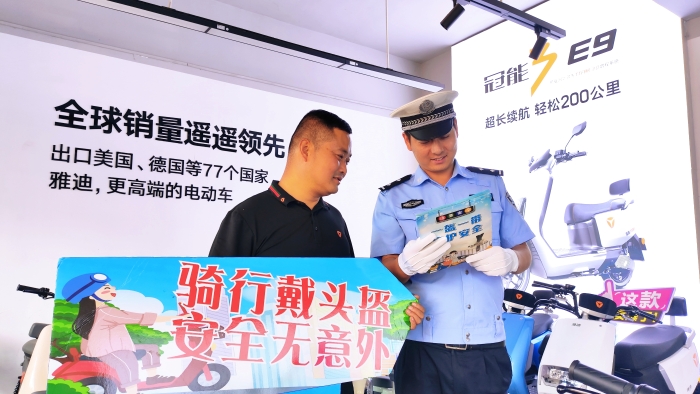 蒲城公安交警走進電動車行開展“戴頭盔  安全行”交通安全宣傳活動.
