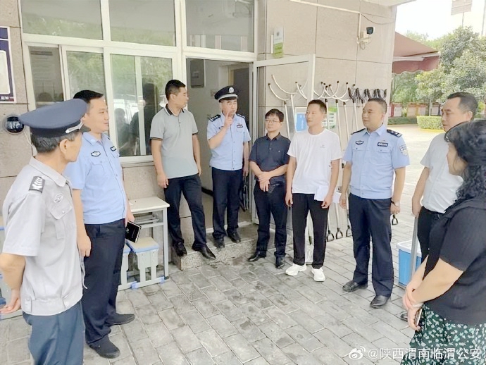 臨渭公安治安大隊深入學校開展“護校安園”專項檢查工作。