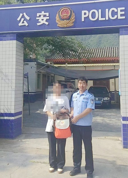 華陰公安幫助游客找回丟失背包。