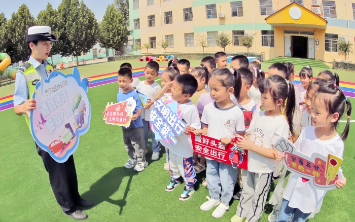大荔公安交警走進幼兒園“講安全”。