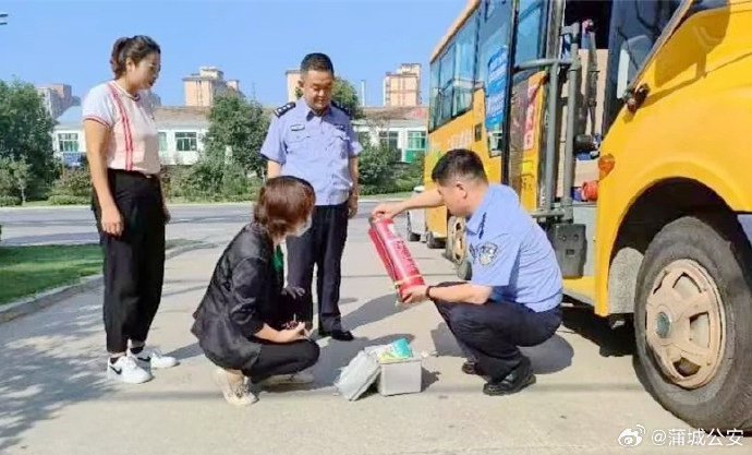 蒲城交警全力護航開學季.