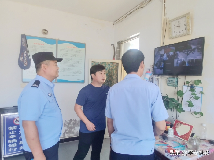 韓城市公安局西莊派出所來到轄區學校開展校園安全檢查工作.