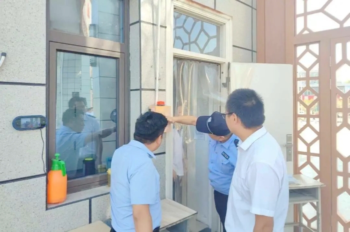 華州公安對全區中小學、幼兒園開展集中安全檢查。