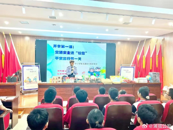 蒲城公安交管大隊民警走進興華學校高中部開展交通安全宣傳活動。
