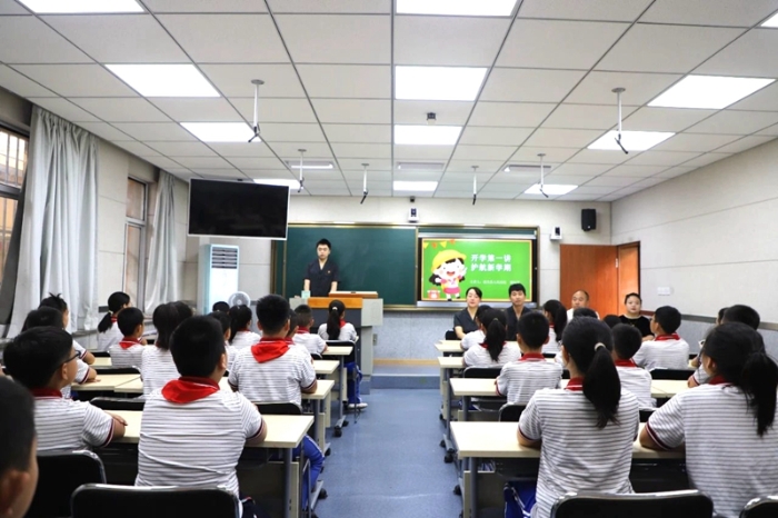 潼關法院干警為北極小學學生送上法治“開學第一講”。